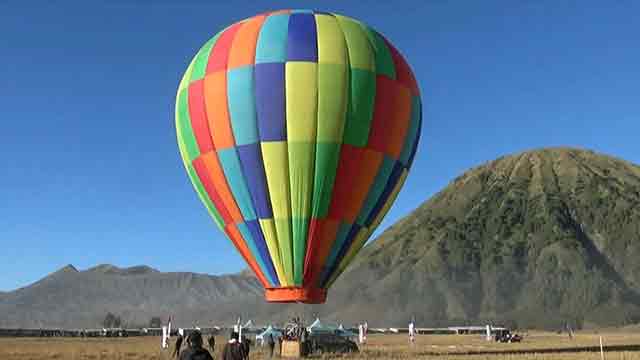 Asyiknya Menikmati Eksotisme Gunung Bromo Dari Ketinggian